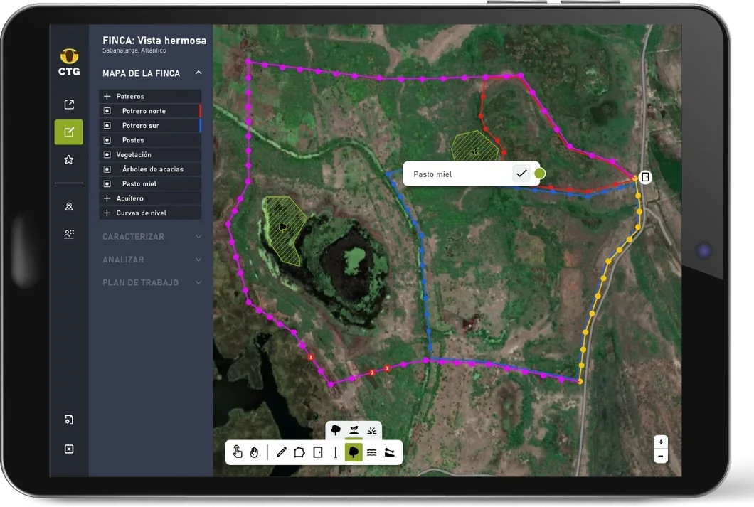 Tablet con el mapa satelital de una finca, del diseño de 2022